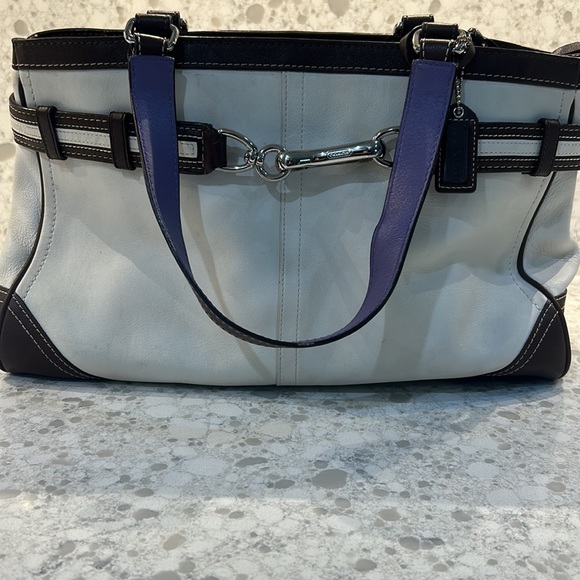 💜Beautiful Coach Shoulder Bag with zip top and side pockets💜 - Picture 2 of 9